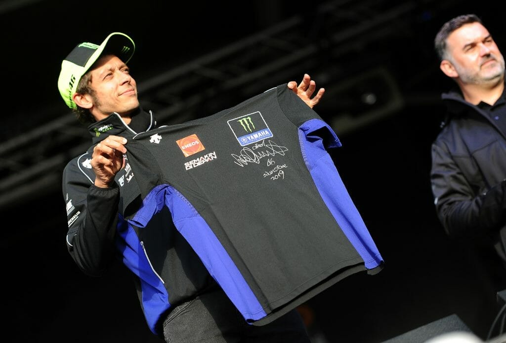 Rossi auctions a Team Yamaha T-Shirt