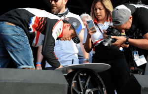 Alex Marquez signs a very special table - DOC 2022